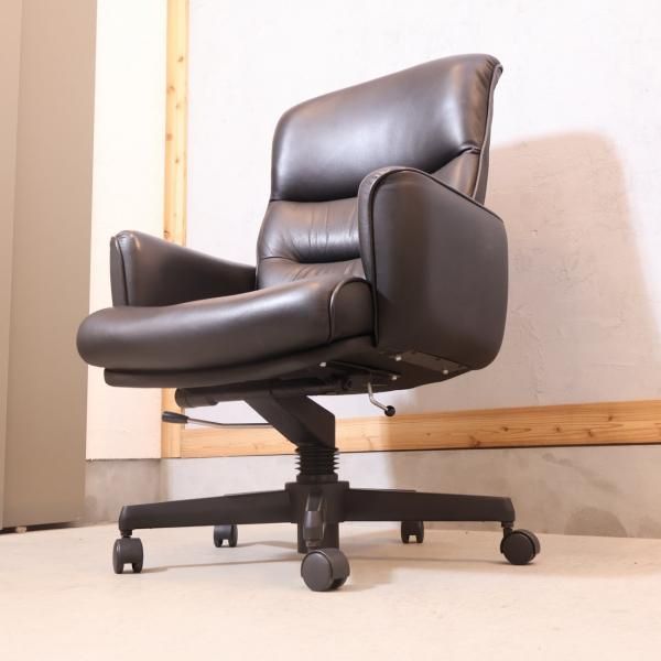 人気のkarimoku(カリモク家具)より総本革のキャスター付きデスクチェア