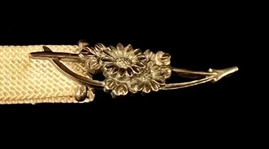 波紋と勾玉(波紋音と真琴？)と菊 帯留 金工 アンティーク アンティーク