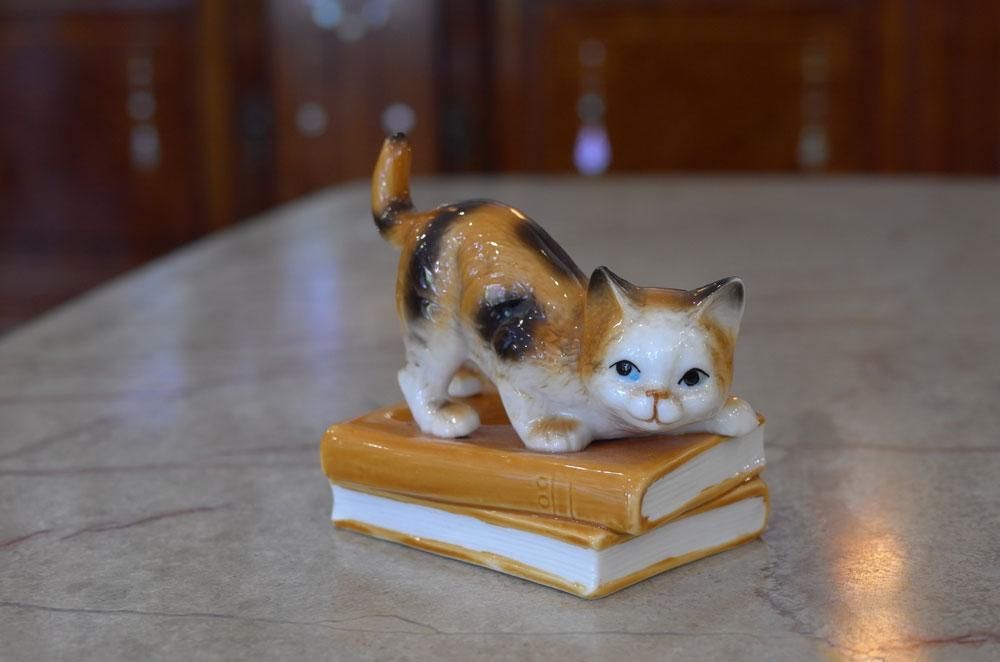 フランスヴィンテージ家具】オブジェ置物 子猫三毛猫動物 本 陶器製