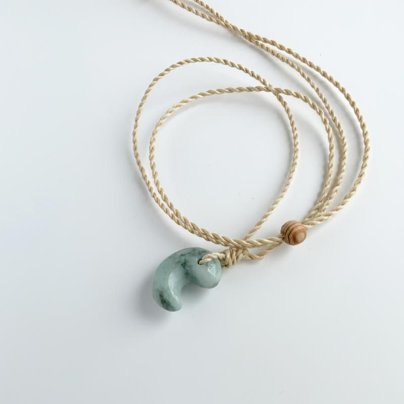 糸魚川翡翠 勾玉 大麻紐ペンダント 】 国産 天然石 糸魚川翡翠 ひすい