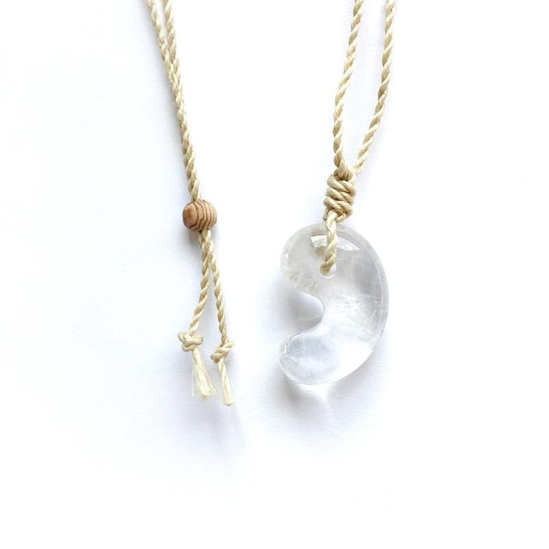 天然水晶 勾玉 大麻紐ペンダント 】 クォーツ quartz 天然石 万能石