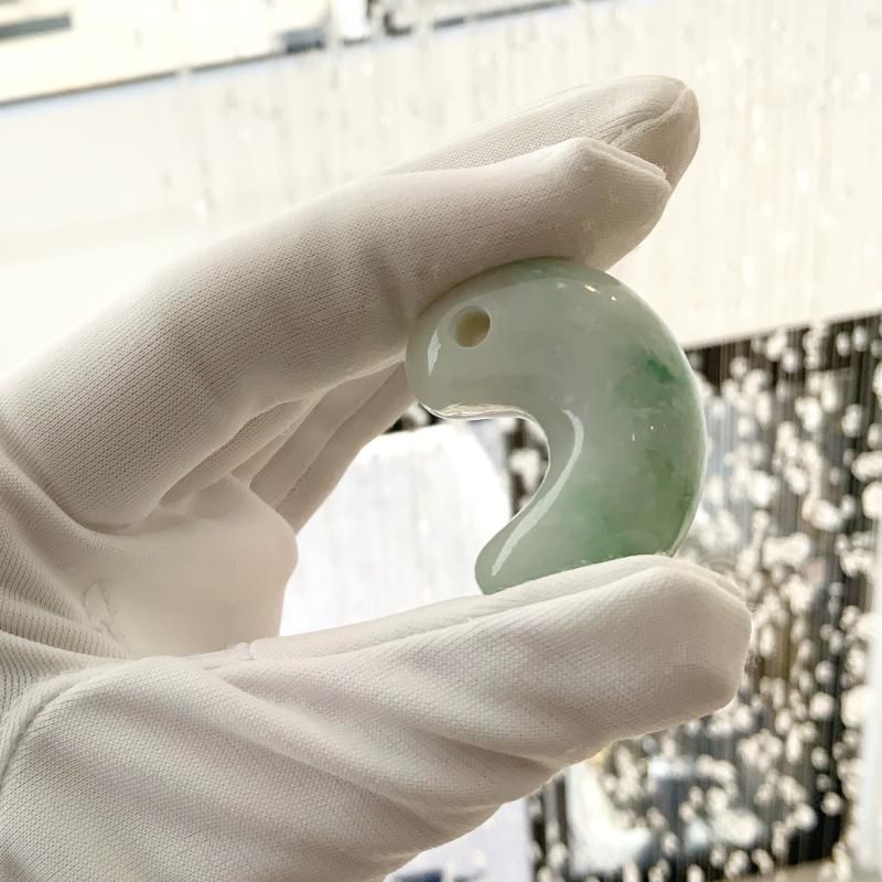 糸魚川翡翠 勾玉 巴型 】 国産 天然石 糸魚川産翡翠 ひすい ヒスイ