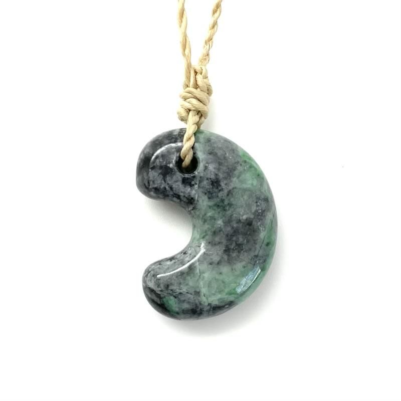 糸魚川翡翠 勾玉 大麻紐ペンダント 】 国産 天然石 糸魚川翡翠 ひすい