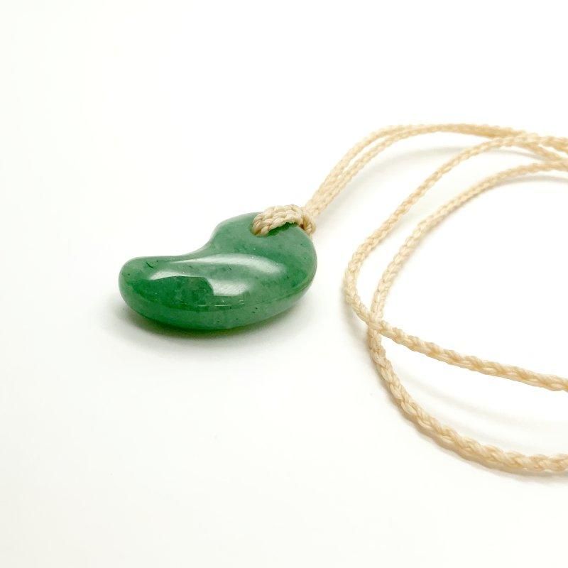 アベンチュリン 勾玉 蝋引き撚り紐ペンダント 】 インド翡翠 緑色 5月