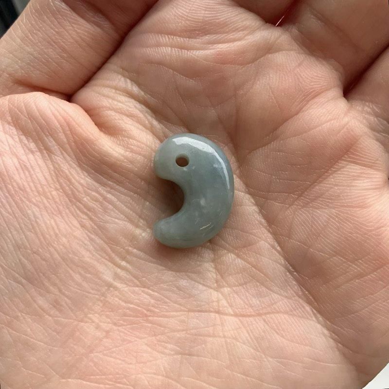 糸魚川翡翠(青翡翠)入りコン沢産 勾玉 巴型 】 青翡翠 国産 天然石