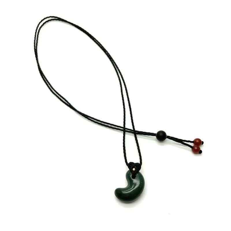 碧玉 勾玉(中) マクラメ編みペンダント 】 出雲石 国産 花仙山 青