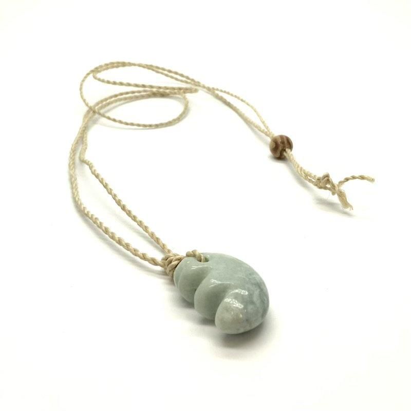 糸魚川翡翠 勾玉 大麻紐ペンダント 】 国産 天然石 糸魚川翡翠 ひすい