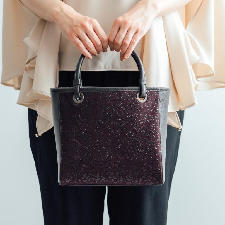 17ハンドバッグ［紫地×黒漆×小花唐草］：印傳屋公式オンラインショップ