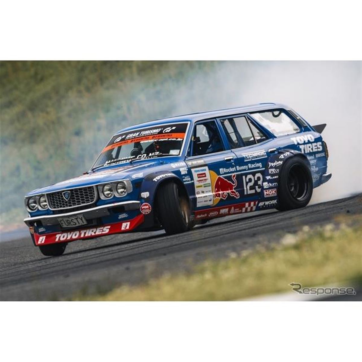 4ローター500馬力のRX-3ワゴンが快音ドリフト！マッドマイクのD1GP復帰