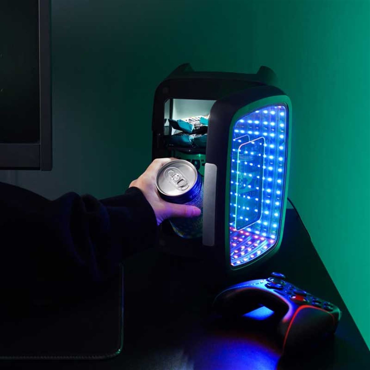 奥行き感のあるイメージ」で光るLEDドアパネルを搭載したミニ冷蔵庫