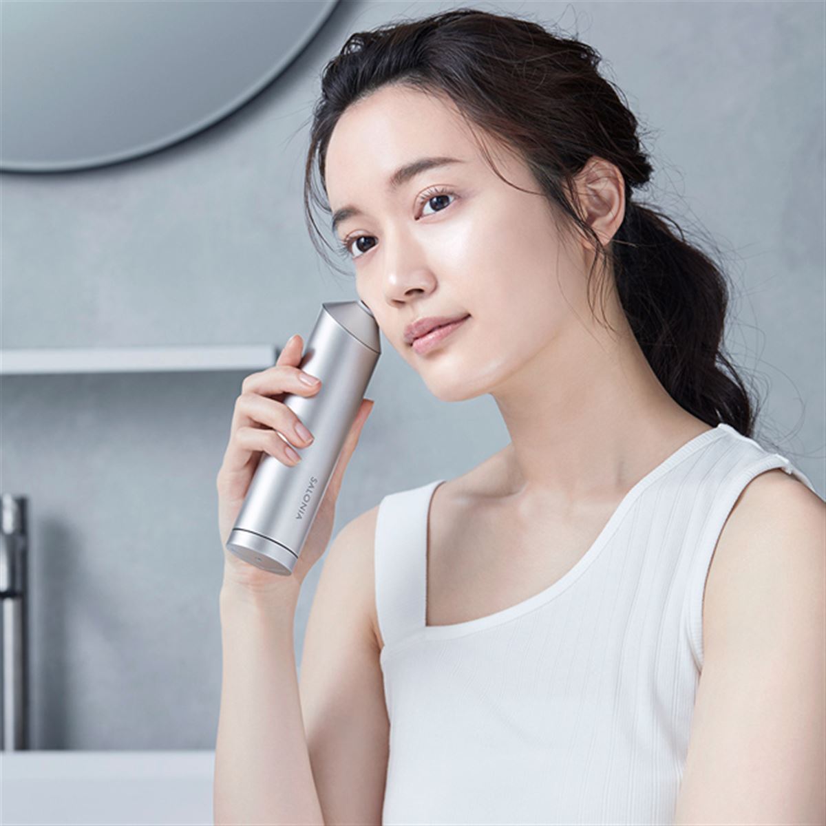 SALONIA、水流×吸引のW洗浄設計を採用した毛穴洗浄器「アクア