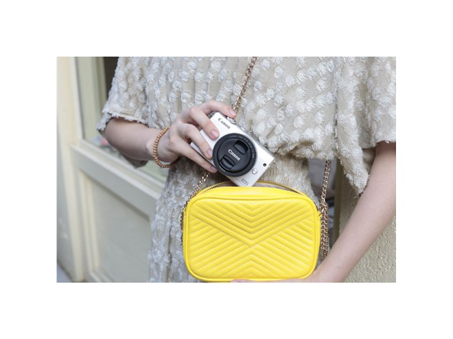 キヤノン、4K動画撮影に対応した小型ミラーレスカメラ「EOS M200