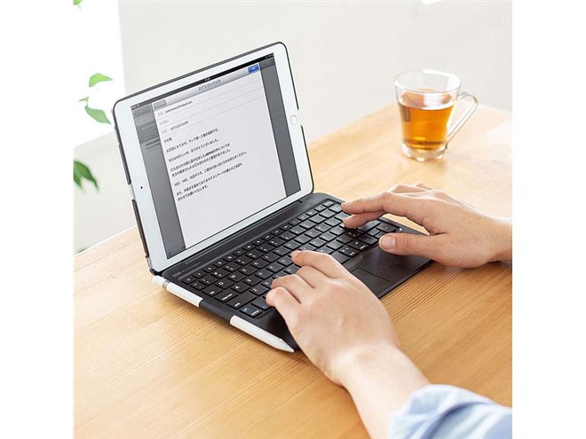 サンワ、10.2型iPad用のタッチパッド内蔵Bluetoothキーボード「SKB