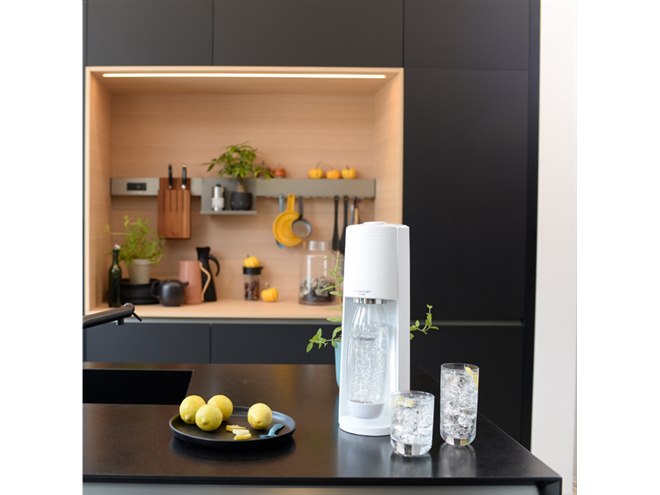 ソーダストリーム、シリンダーを片手でセットできる炭酸メーカーを本日