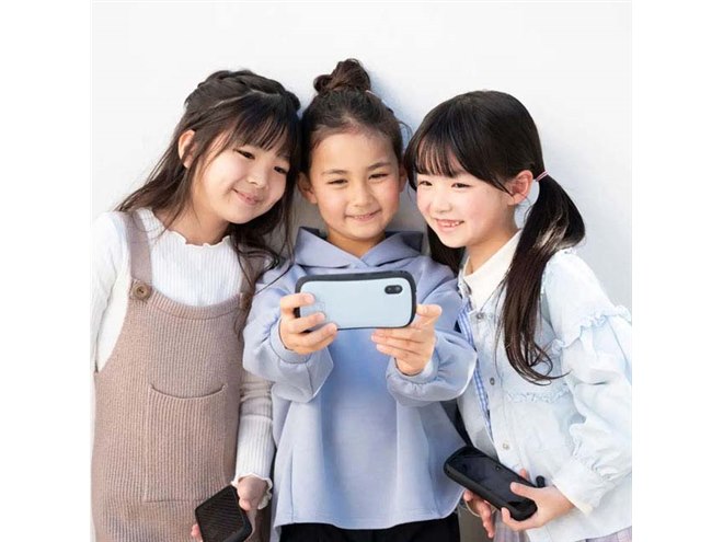 電池が切れても居場所を検知、“子どものためのファーストスマホ