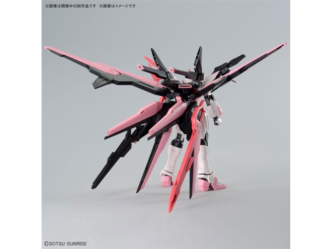 ガンダムパーフェクトストライクフリーダムルージュ」が各種装備を携え