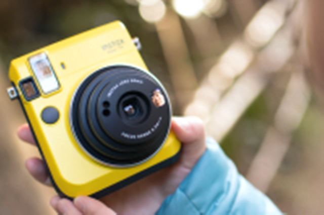 富士フイルム instax mini 70 チェキ [イエロー] 価格比較 - 価格.com