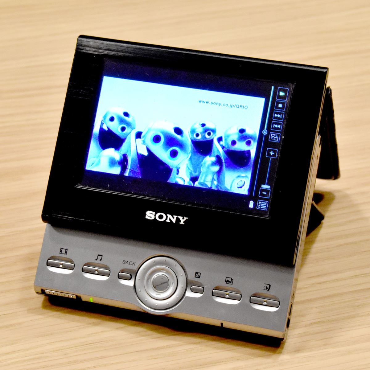 CLIEをPDAと呼ぶな」コンバージド・デバイスの先がけとして開発された