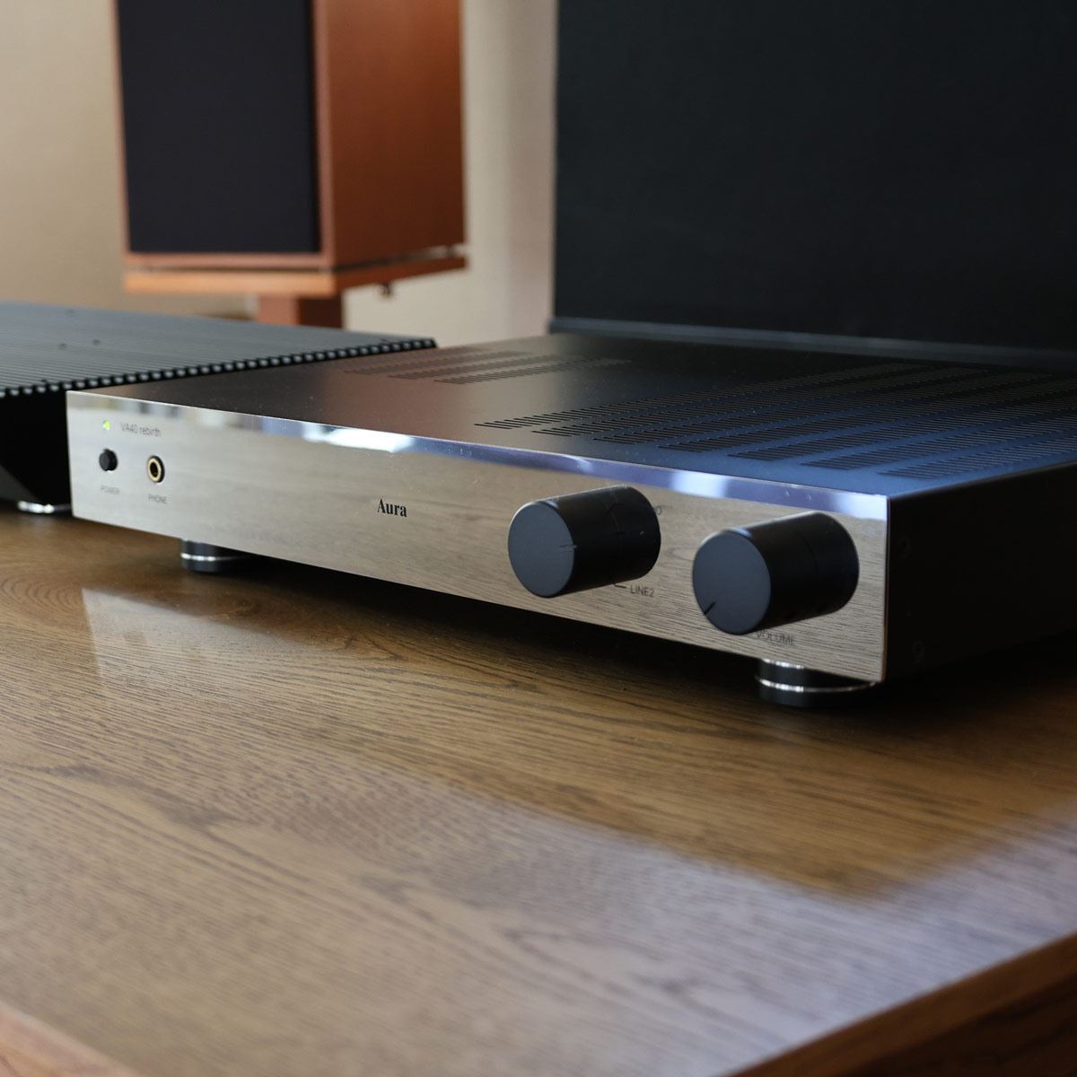 この見た目と音は超お買い得！ “リバース”した傑作アンプAura「VA 40