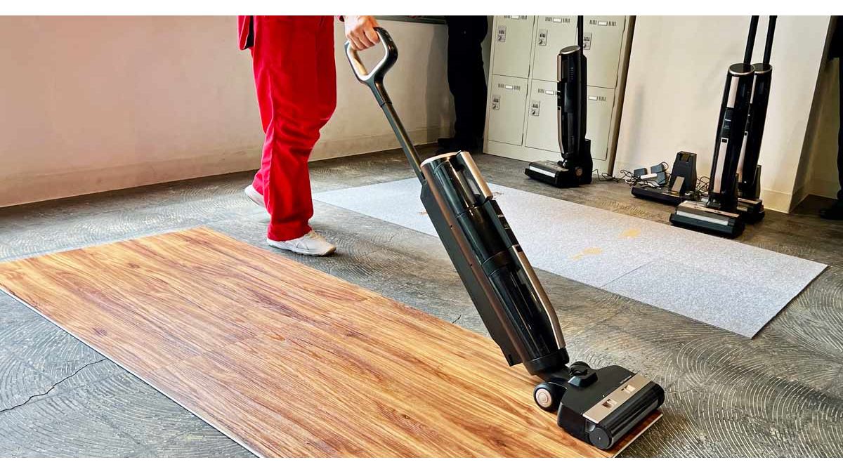 吸引掃除と同時に水拭きやから拭きができるコードレススティック掃除機