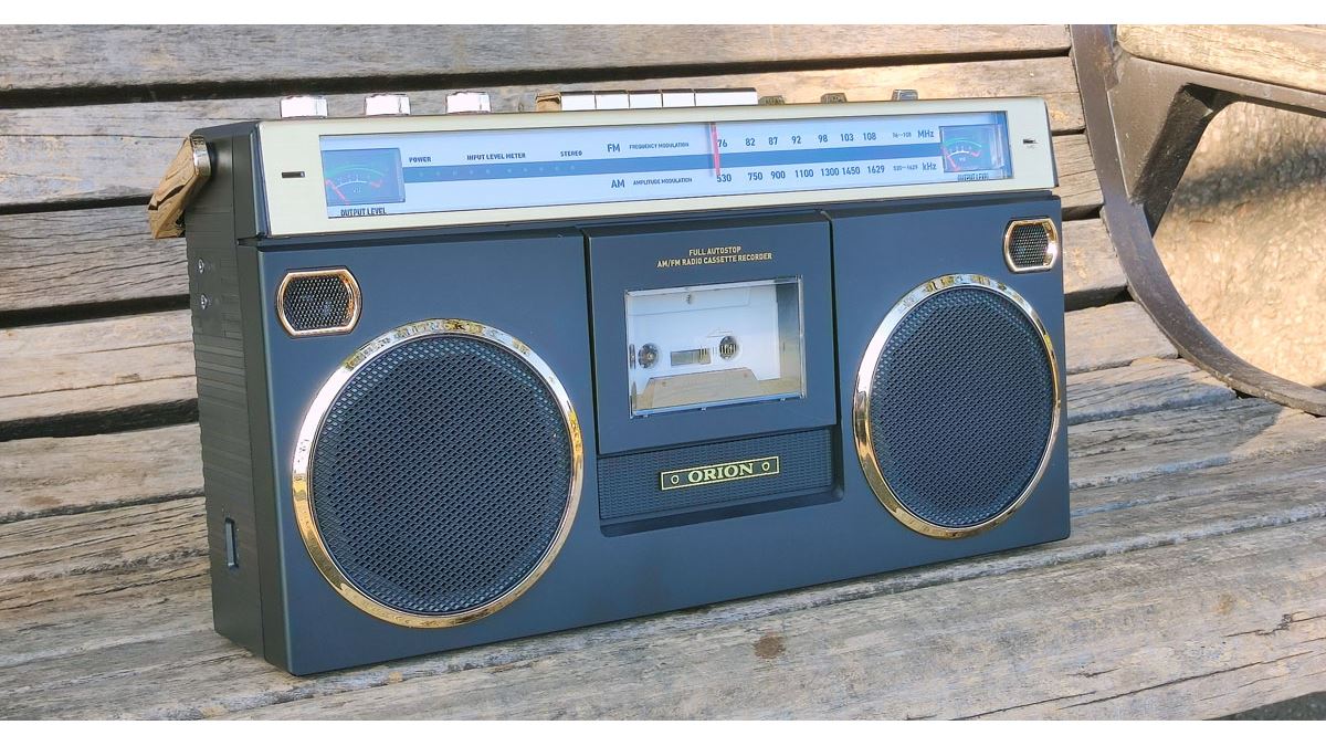 レトロな見た目なのに機能は最新なORIONのラジカセ「SCR-B7」で懐かし