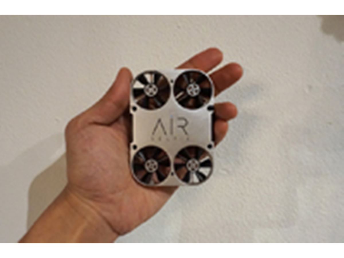 自撮り棒はもう古い!? セルフィーのための飛行型カメラ「AirSelfie」が