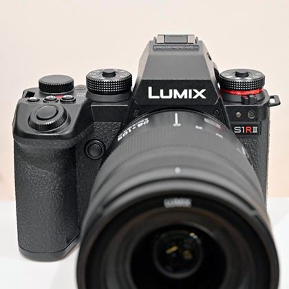 パナソニックの最高峰ミラーレスカメラ「LUMIX GH5」が登場 - 価格.com