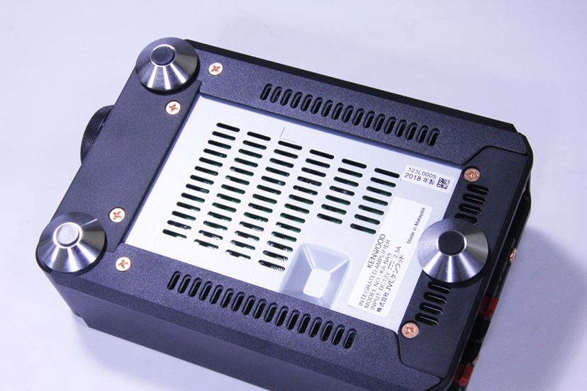 デスクトップオーディオに最適な小型プリメインアンプ注目6機種を試す