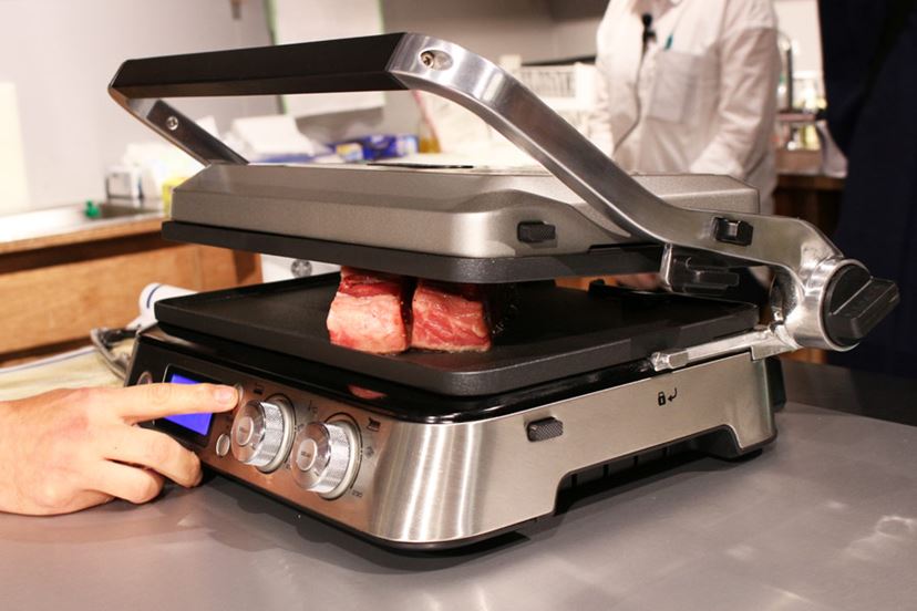 挟んで焼くと分厚い肉がウマイ！ デロンギ「マルチグリル BBQ