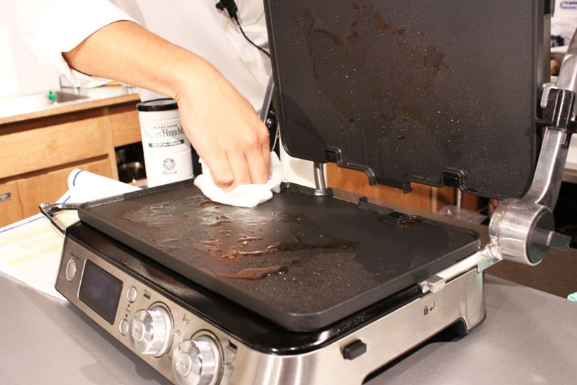 挟んで焼くと分厚い肉がウマイ！ デロンギ「マルチグリル BBQ