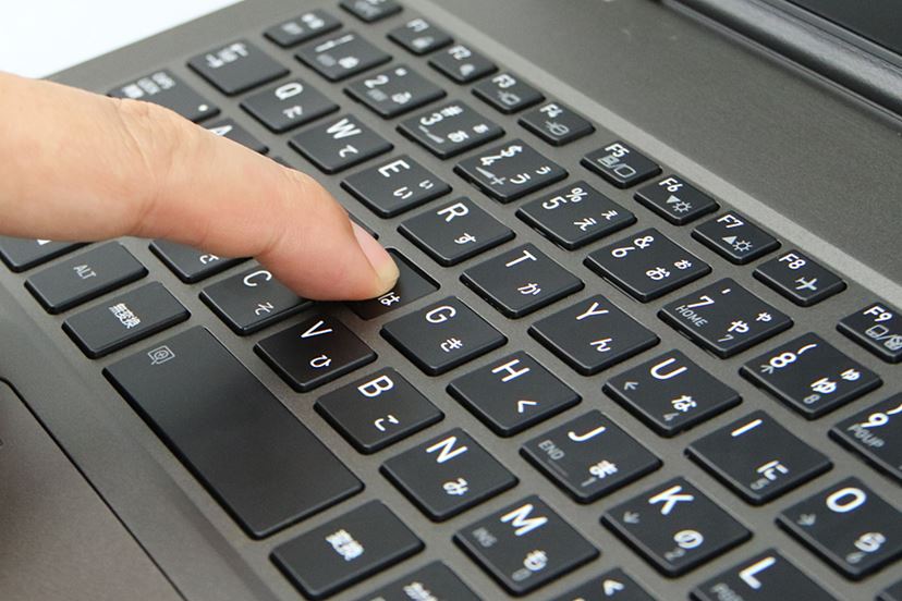 薄くて軽くてバッテリーは17時間！ 東芝の新型2in1「dynabook V82」は