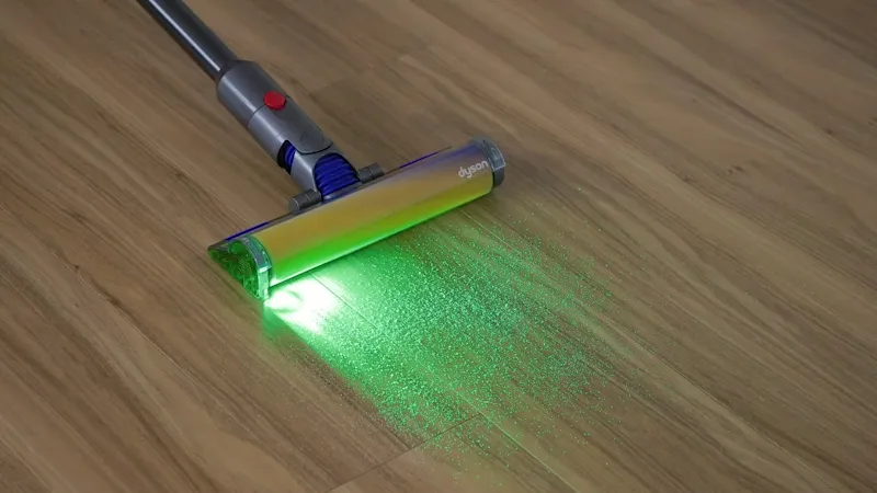 価格.com - [PR企画]ダイソンのLED「Fluffy Opticクリーナーヘッド」の魅力