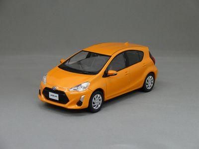 1/30 トヨタ アクア （オレンジパールクリスタルシャイン） - ミニカー