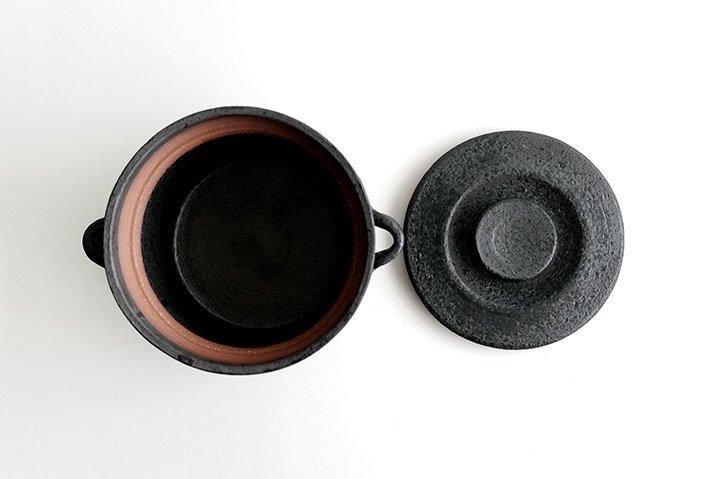 石渡磨美｜炊飯土鍋2合用（黒錆）｜作家のうつわ通販｜和食器セレクト