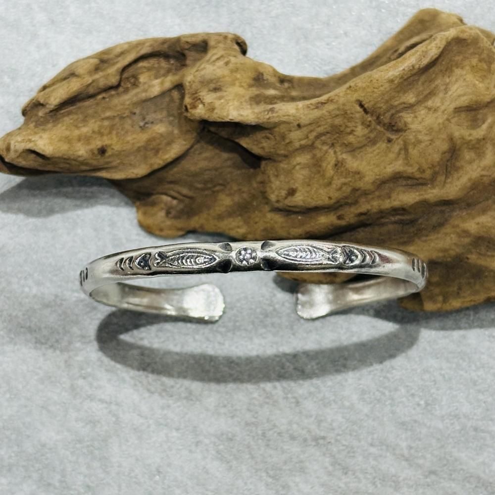 カレン族シルバー】魚の刻印が刻まれたシルバーバングル｜旅する雑貨屋