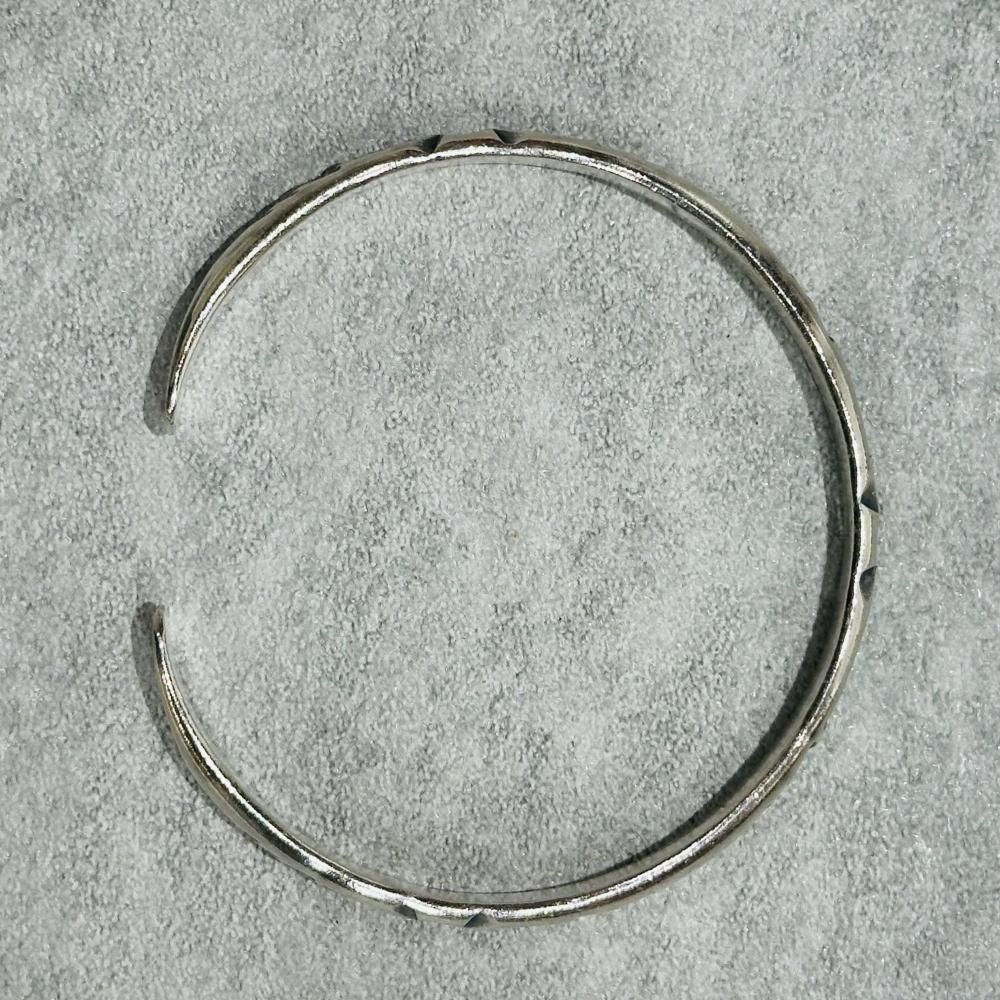 カレン族シルバー】魚の刻印が刻まれたシルバーバングル｜旅する雑貨屋