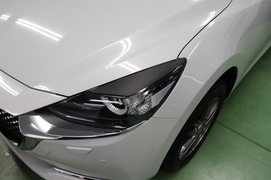 MAZDA2 ヘッドライト上シート - 長野県松本市のカーセキュリティ専門店