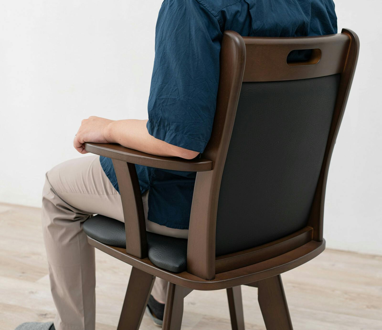 天然木肘付き回転ダイニングチェア ベージュ 【送料込み