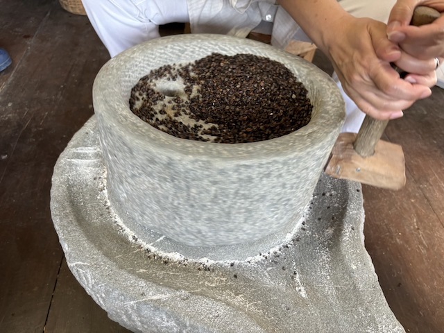 10.古民家で石臼の粉挽きから始める、蕎麦打ち体験 | いなかみライフ