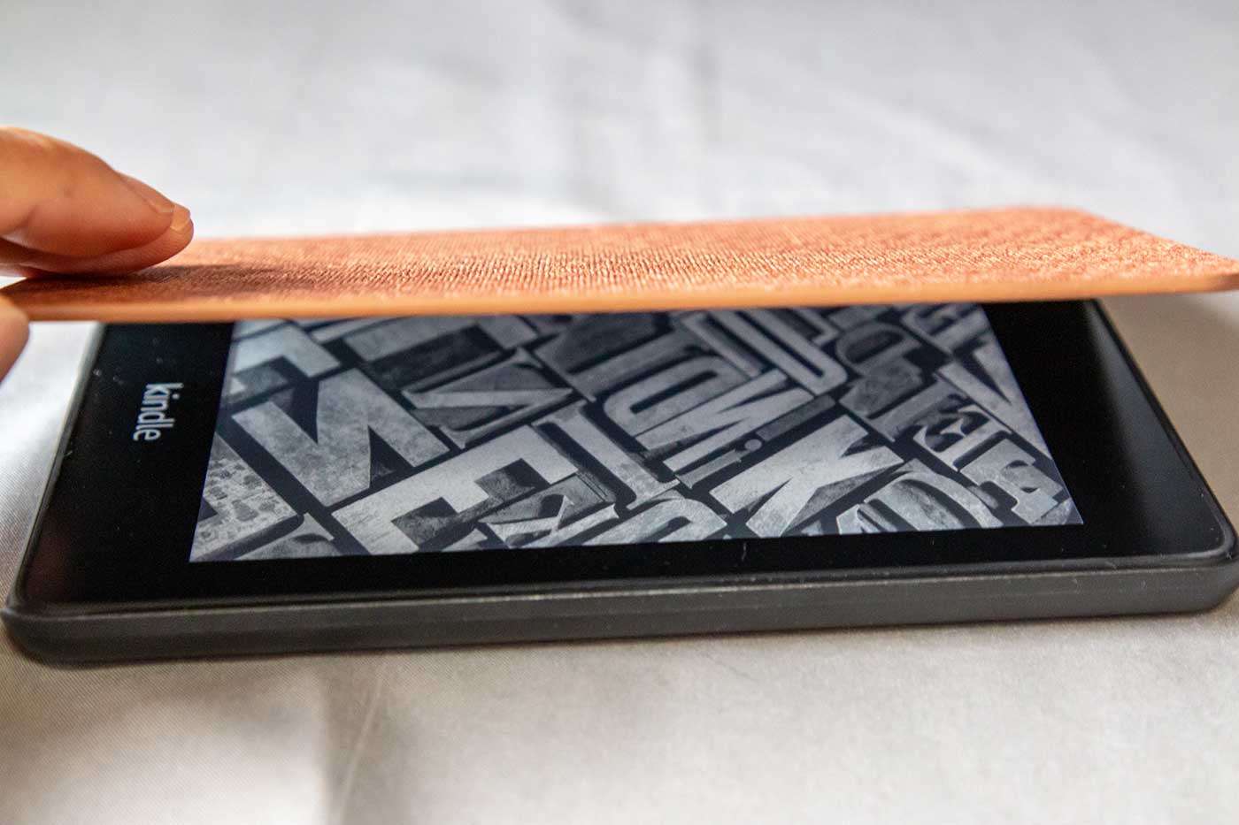 安くて質感もいい非純正「Kindle Paperwhite」のカバー。オート