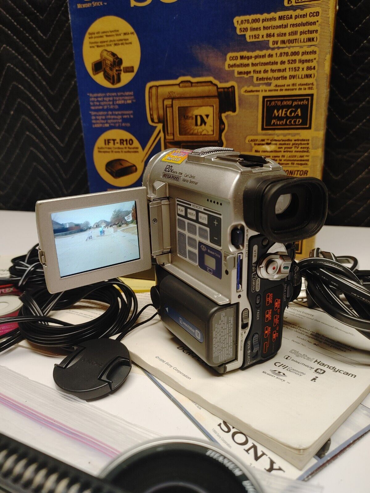 Sony Handycam DCR-PC100 Mini DV MiniDV Camcorder VCR Watch Play