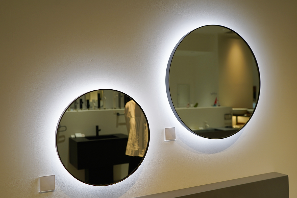 開発担当者に聞いてみた！柔らかな印象を作る《マルーンミラー》の開発