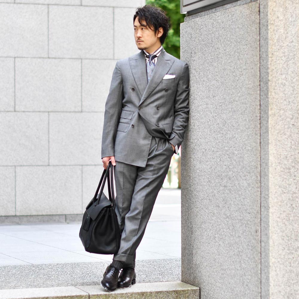 貫禄たっぷりのグレースーツを若々しくコーデ！De Petrillo【デ