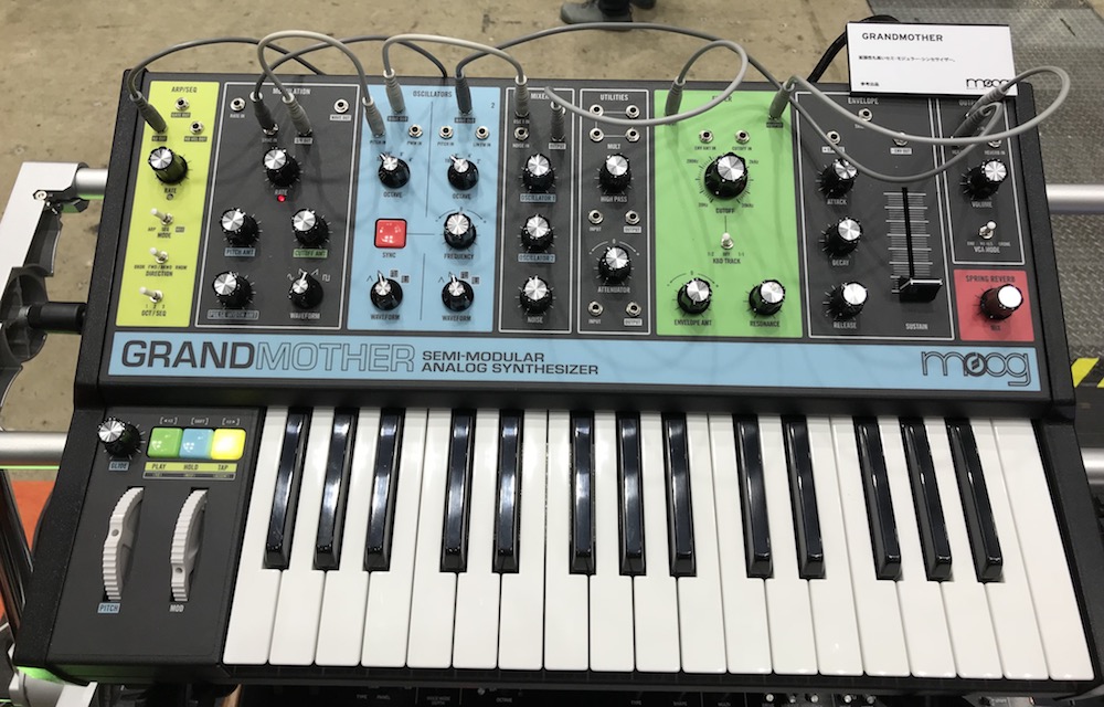 Moog Grandmother | スプリングリバーブ搭載のセミモジュラー