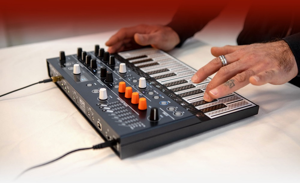 Arturia MicroFreak | デジタルオシレータとアナログフィルタ搭載の