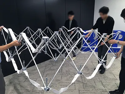 つなぎ目ゼロ！最大約9メートルの特大バックパネルの作り方｜イベント