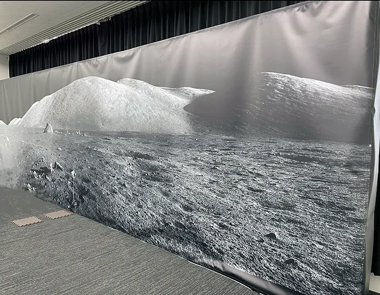 つなぎ目ゼロ！最大約9メートルの特大バックパネルの作り方｜イベント