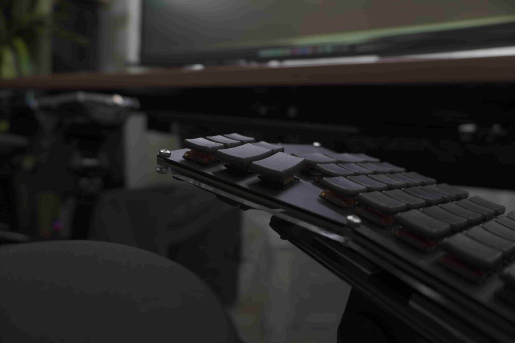 PREDUCTSデスクで様々なガジェットを取り付けたらコックピットになった