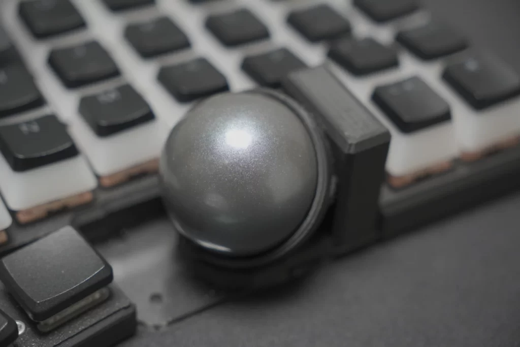 自由な操作の極致：トラックボール内蔵の分割キーボードが最高です