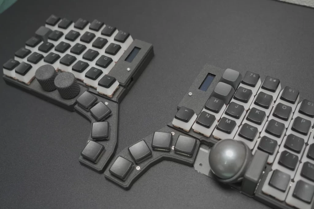 自由な操作の極致：トラックボール内蔵の分割キーボードが最高です